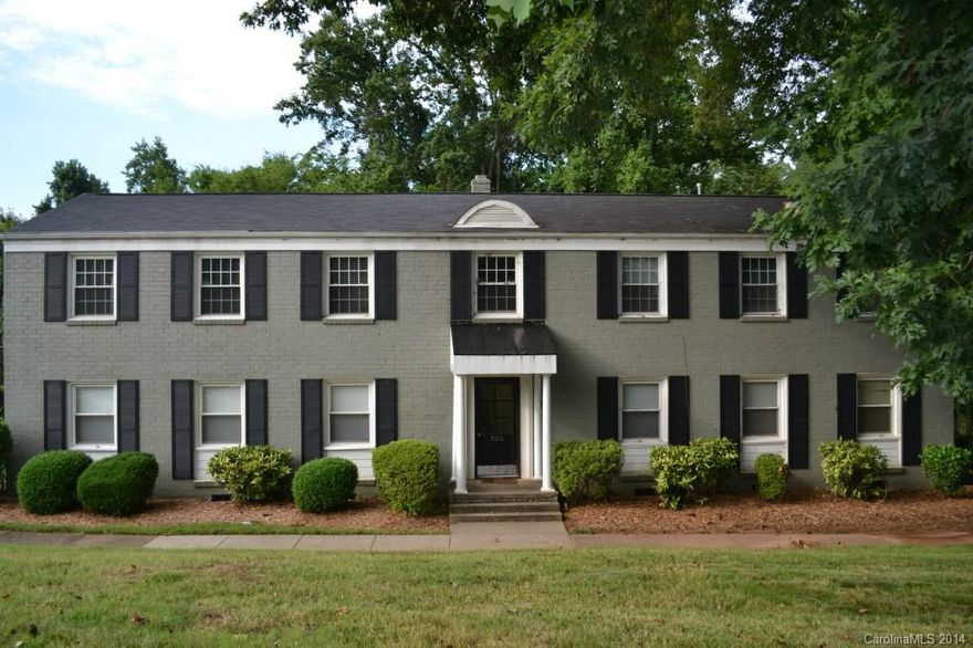 Charming 2 BR condo in heart of Myers Park!  Upstairs unit with hardwood floors throughout.  Stylish kitchen includes granite counters and stainless steel appliances/refrigerator, and tile floors.  Both bedrooms equip w/ ceiling fans and overhead lights.  Tile floors and natural light in bathroom.  Stackable washer/dryer included!