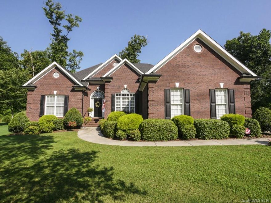 All brick ranch in desirable Stallings Farm.  Almost ½ acre lot w/ mature trees on quiet cul-de-sac. Oversized 2 car side load garage. Open living areas w/ high ceilings, crown molding & lots of natural light. Kit upgraded w/ hardwd flrs & stainless appliances. Split flr plan w/master separate add’l bedrms. Master has trey ceiling, two walk-in closets, garden tub & his/hers vanity sinks. Office could be 4th bedrm. Rear screened porch & deck perfect for outdoor living. HOA but no dues!
