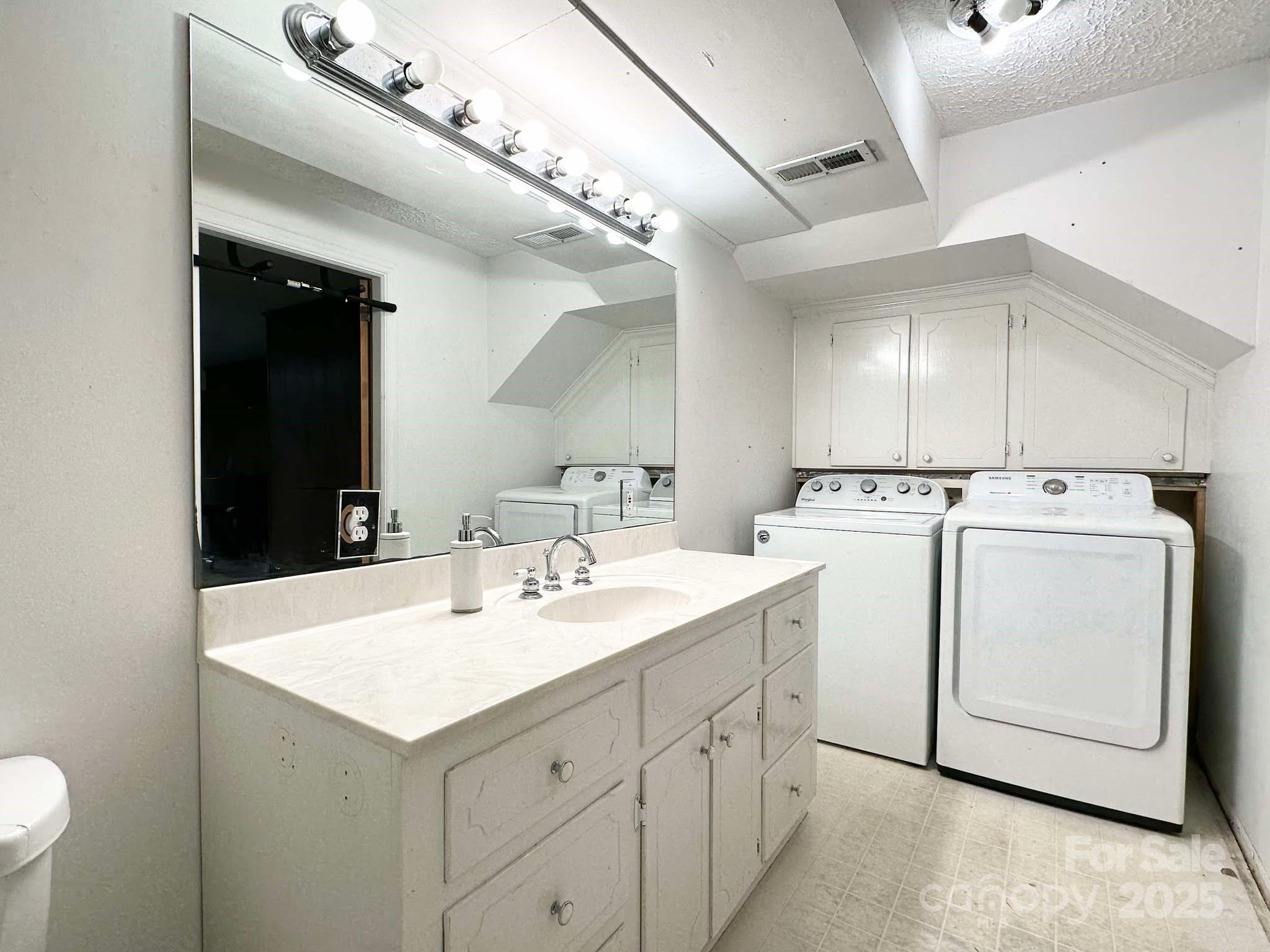 Lenoir, North Carolina 28645, United States, 3 Bedrooms Bedrooms, ,3 BathroomsBathrooms,Residential,Under Contract,3900