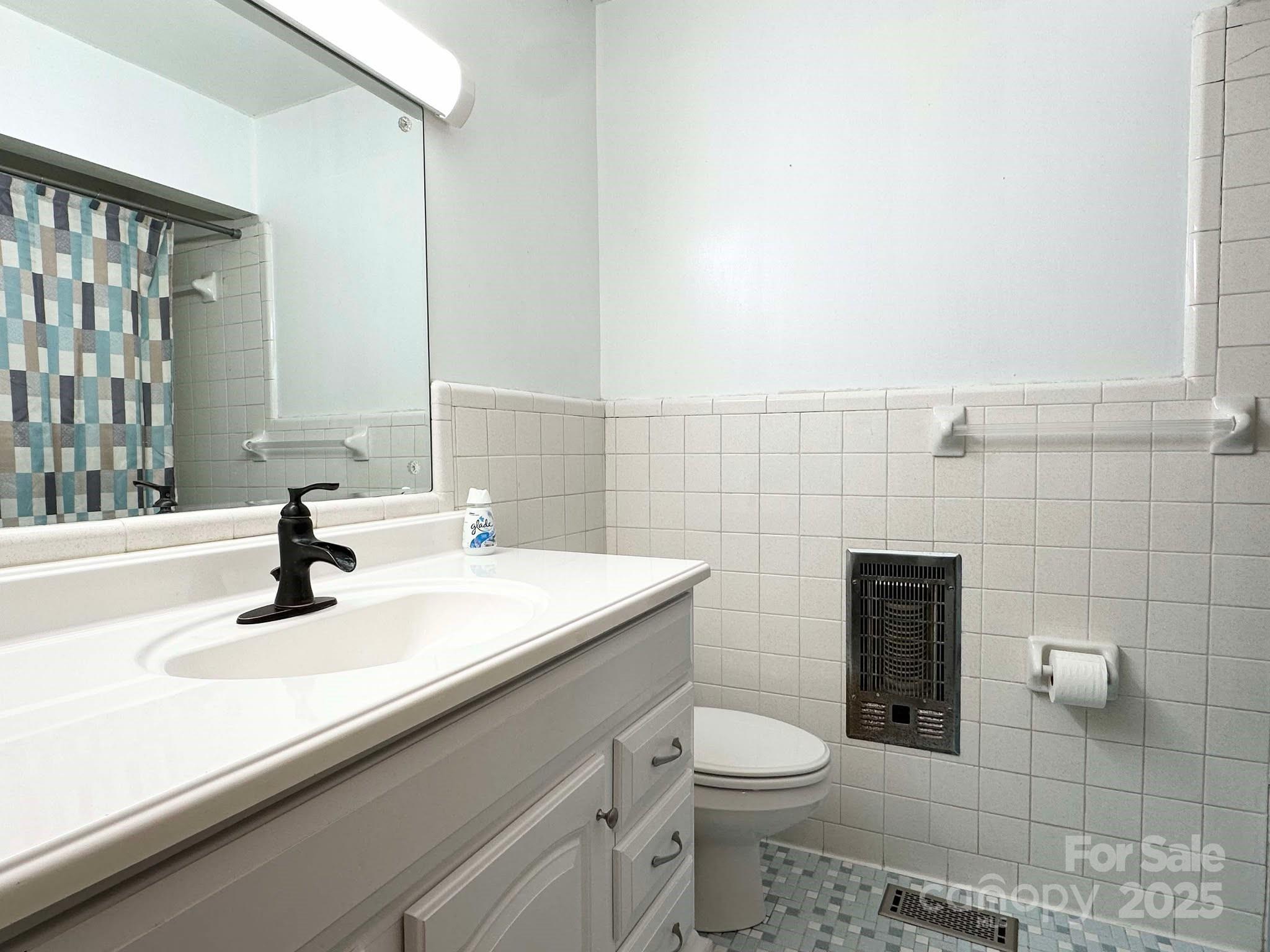 Lenoir, North Carolina 28645, United States, 3 Bedrooms Bedrooms, ,3 BathroomsBathrooms,Residential,Under Contract,3900