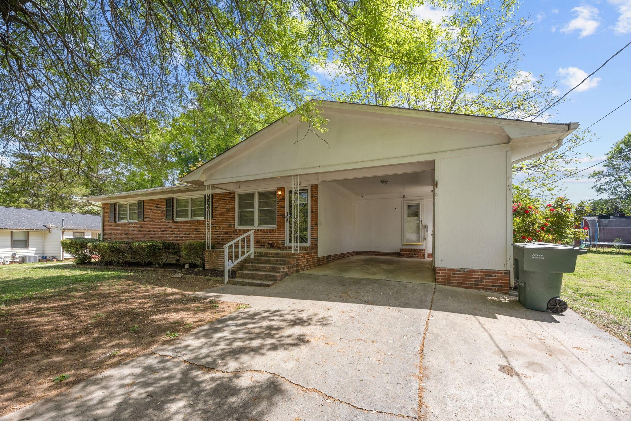 1502 Cloverdale Lane