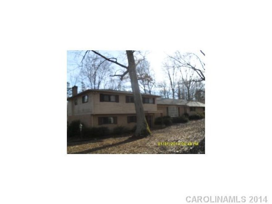 PRICE REDUCED!!! Seller will pay a $1000 SA Bonus on all closed transactions for O/O purchasers. Offers must be submitted between Feb 18 - Apr 15, 2014 closed on or before May 30, 2014. Seller will $500 towards STANDARD condo assoc dues. Seller will give up to a $500 credit for HOW of Buyers plan choice for O/O purchasers ONLY!!!