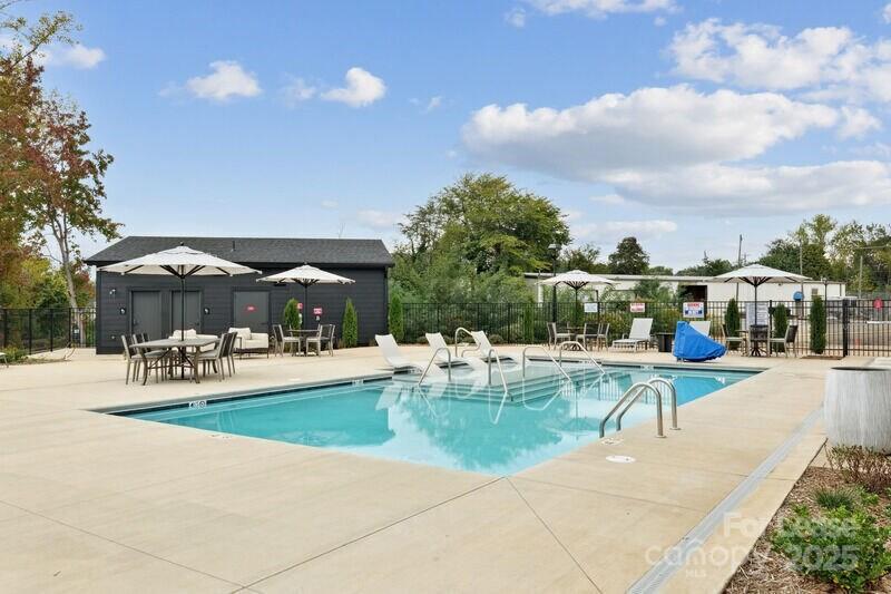 Charlotte, North Carolina 28213, United States, 2 Bedrooms Bedrooms, ,3 BathroomsBathrooms,Residential,Active,229724