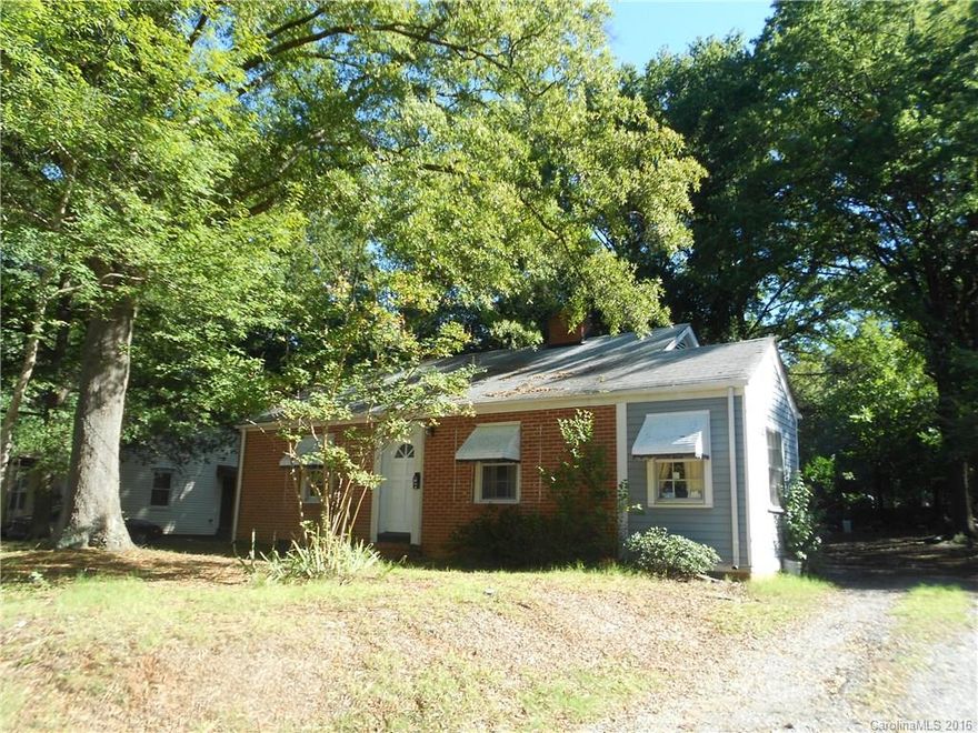 2 Bedroom 1 Bath Home in Villa Heights, close to Downtown, Plaza Midwood, & Noda areas of Charlotte.  Gas Heat, Central Air,