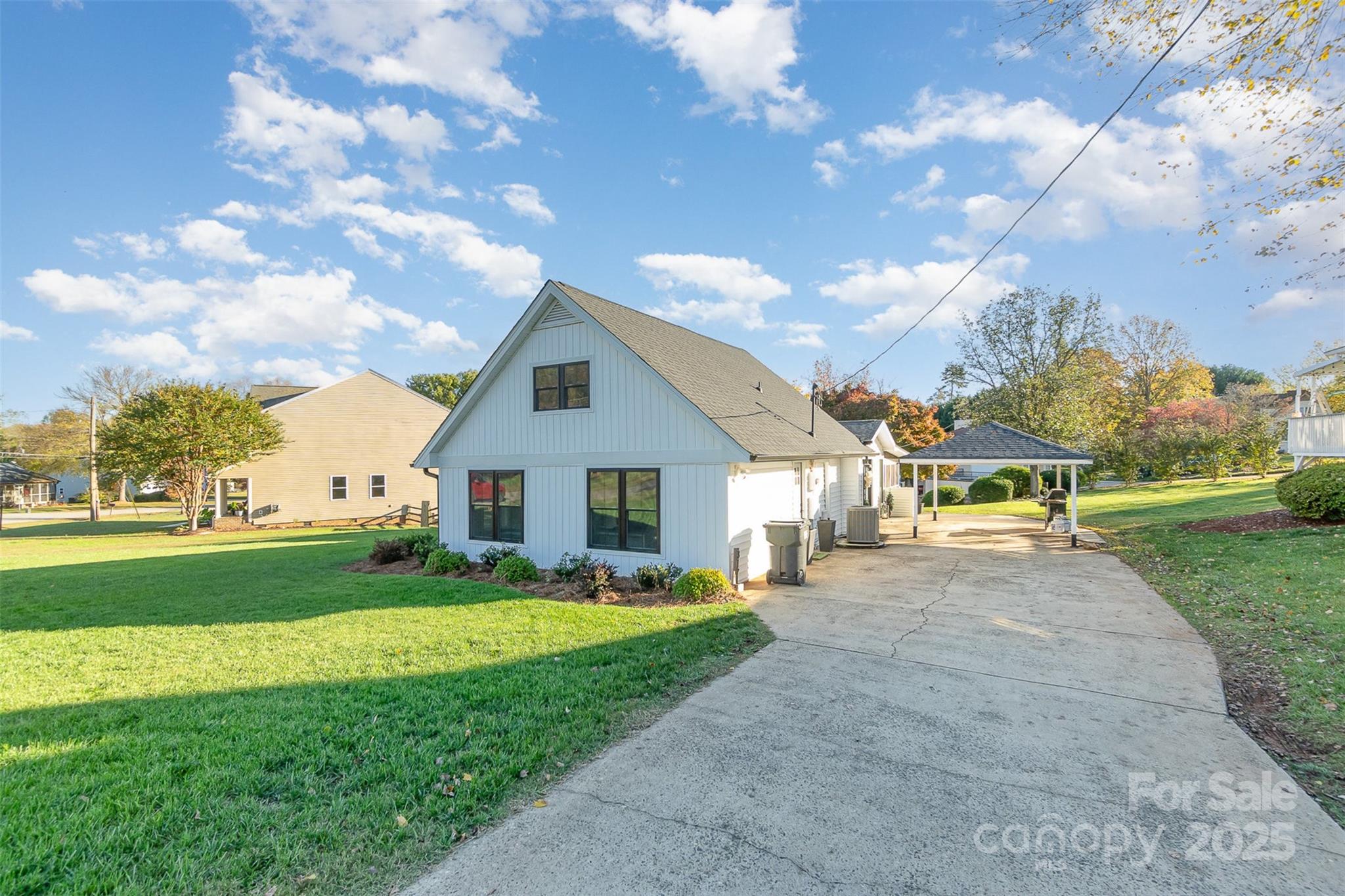 317 Commodore Loop