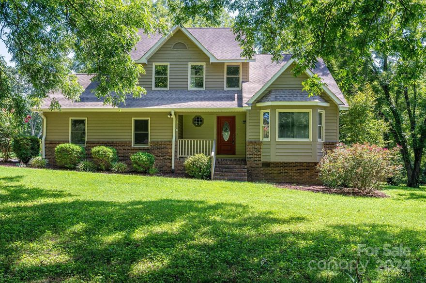 Don't miss this opportunity to live in a vibrant community with outstanding amenities whether for boating
at Moss Lake or Golfing at Woodbridge Golf Links. Spacious 3 bedroom 2 bath updated home with expansive
back deck, and mature trees. Provides easy access for interstate travel to Charlotte or South Carolina.