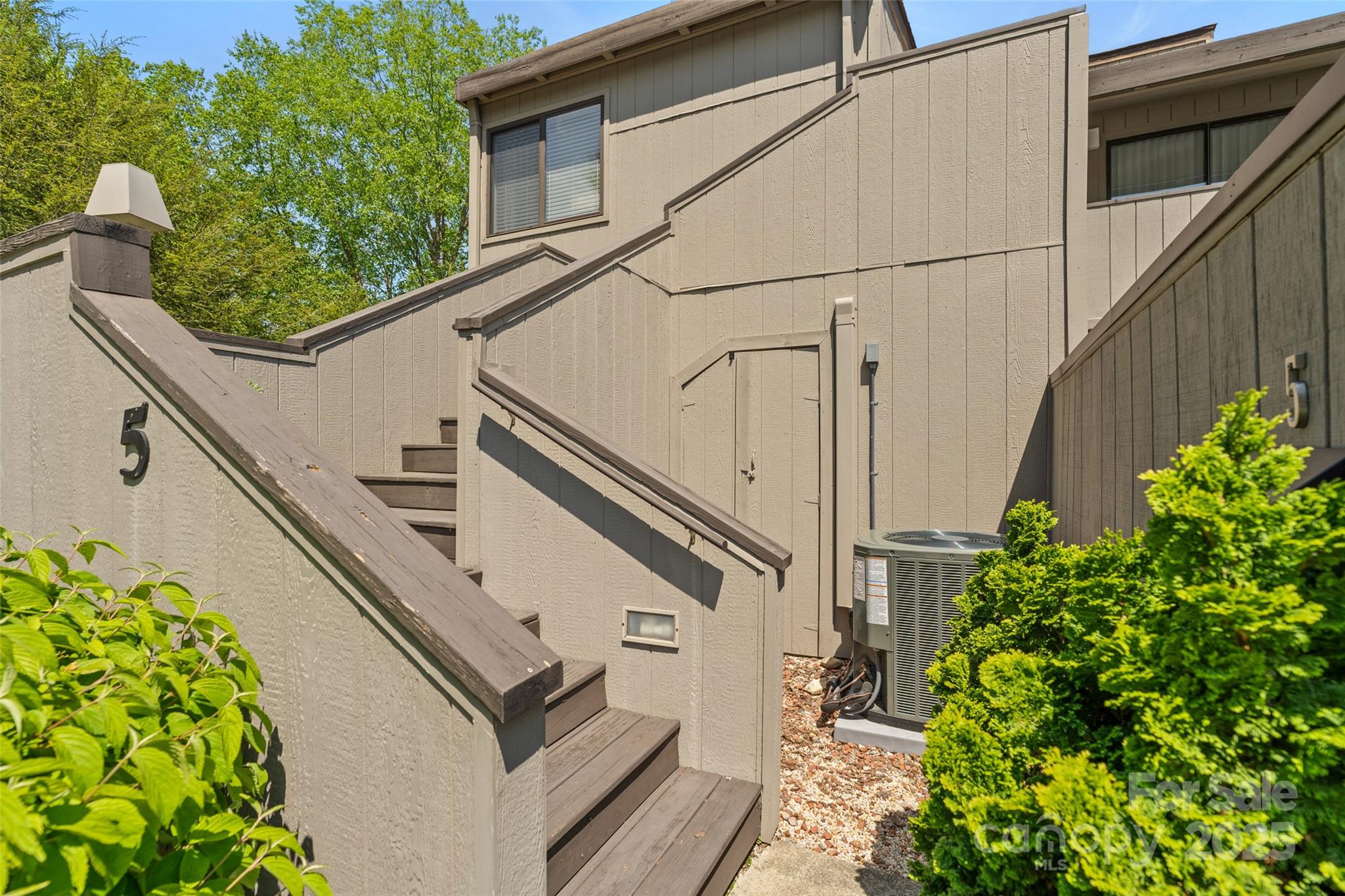 5 Lakemoor Lane