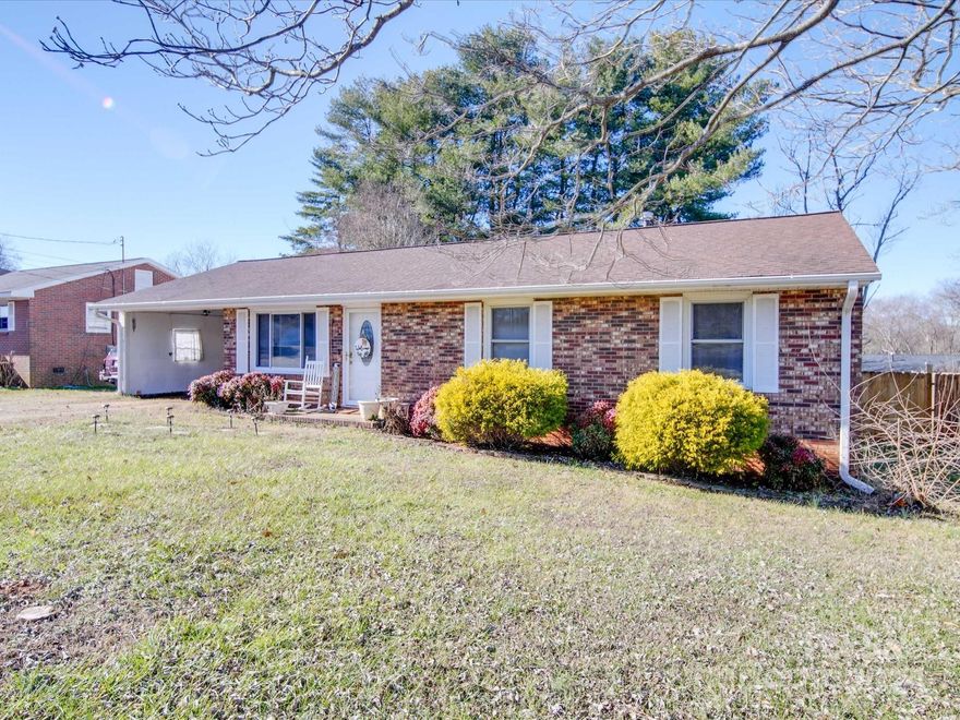 Full Brick Ranch Home. Located in the heart of Kings Mountain, conveniently located to HWY 74 and I-85 making an easy commute to the surrounding cities.  Close by the new Two Kings Casino, Kings Mountain Gateway Trails, Crowders Mountain State Park,  shopping and much much more. Includes appliances, a fenced backyard, 2 sheds and Move-In ready for you. The road has recently been re-paved. Sellers are willing to provide concessions to assist buyer with closing costs.