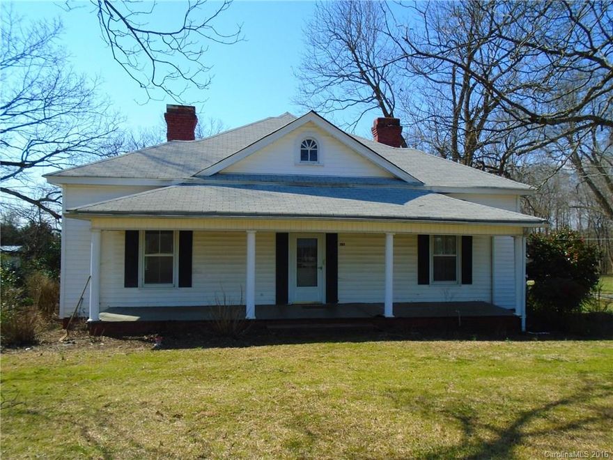 1900 +/- Era Vinyl Sided Style Home located in the City of Sharon-1.24 Acre Lot-3 Bedrooms & 1 Bath-2034 Heated SQFT-Covered Front Porch-Detached 768 +/- SQFT 1 Car Garage-House does need some repairs & updates-Please note that none of the fireplaces may be functional.  Age is an estimate-Court house records say unknown. Property part of an estate-sale contingent on Probate Court Approval.