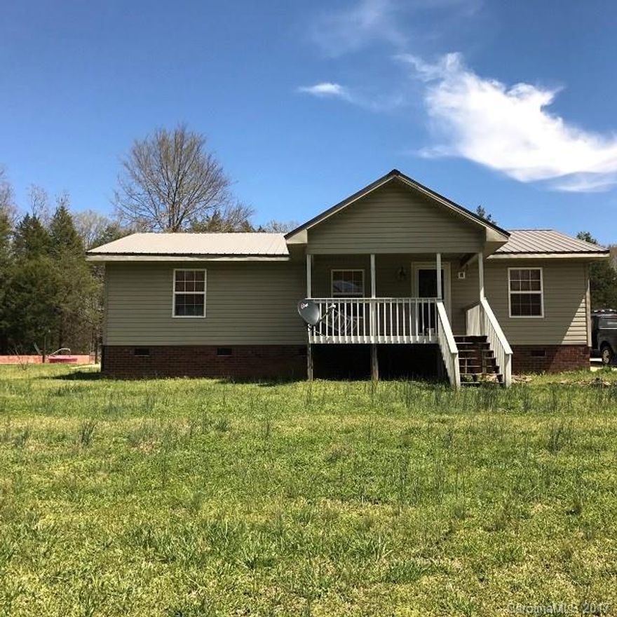 Country living at it's best! Well maintained & spacious 2 bed room, 2 bath located in 1.65 acre lot, also it does have in-ground pool. Don't miss the opportunity! Great value for money!!