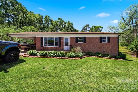 Photo of 5075 Fleetwood Drive, Hickory, NC 28602 (MLS # 4372090)