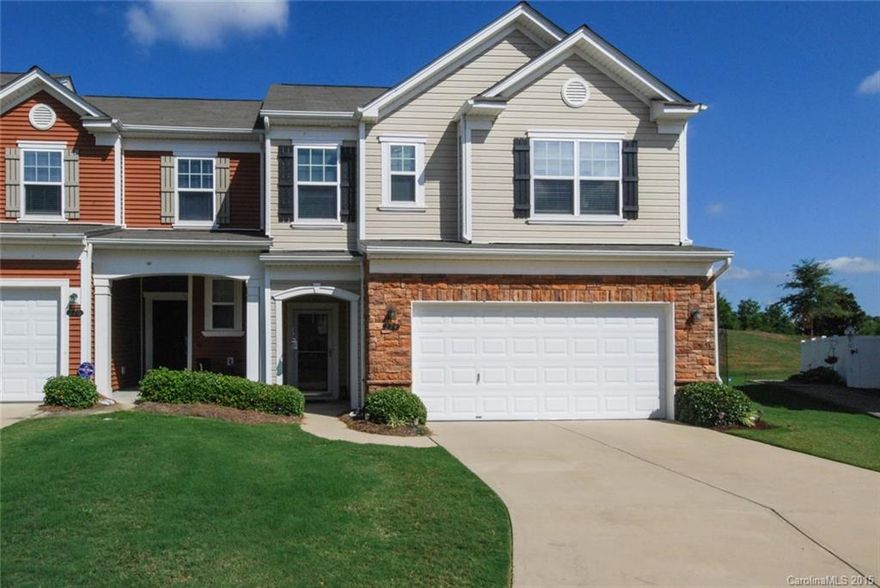 3 Bedroom, 2.5 Bath end unit town home offers an open floor plan with a large kitchen and lots of counter and cabinet space. Master bedroom features a garden tub and large walk-in closet. 2-car garage and screened in porch. Community clubhouse, pool, and walking trails. Easy access to I77 Charlotte. Award winning Fort Mill Schools! Seller is offering 1 year home warranty.
