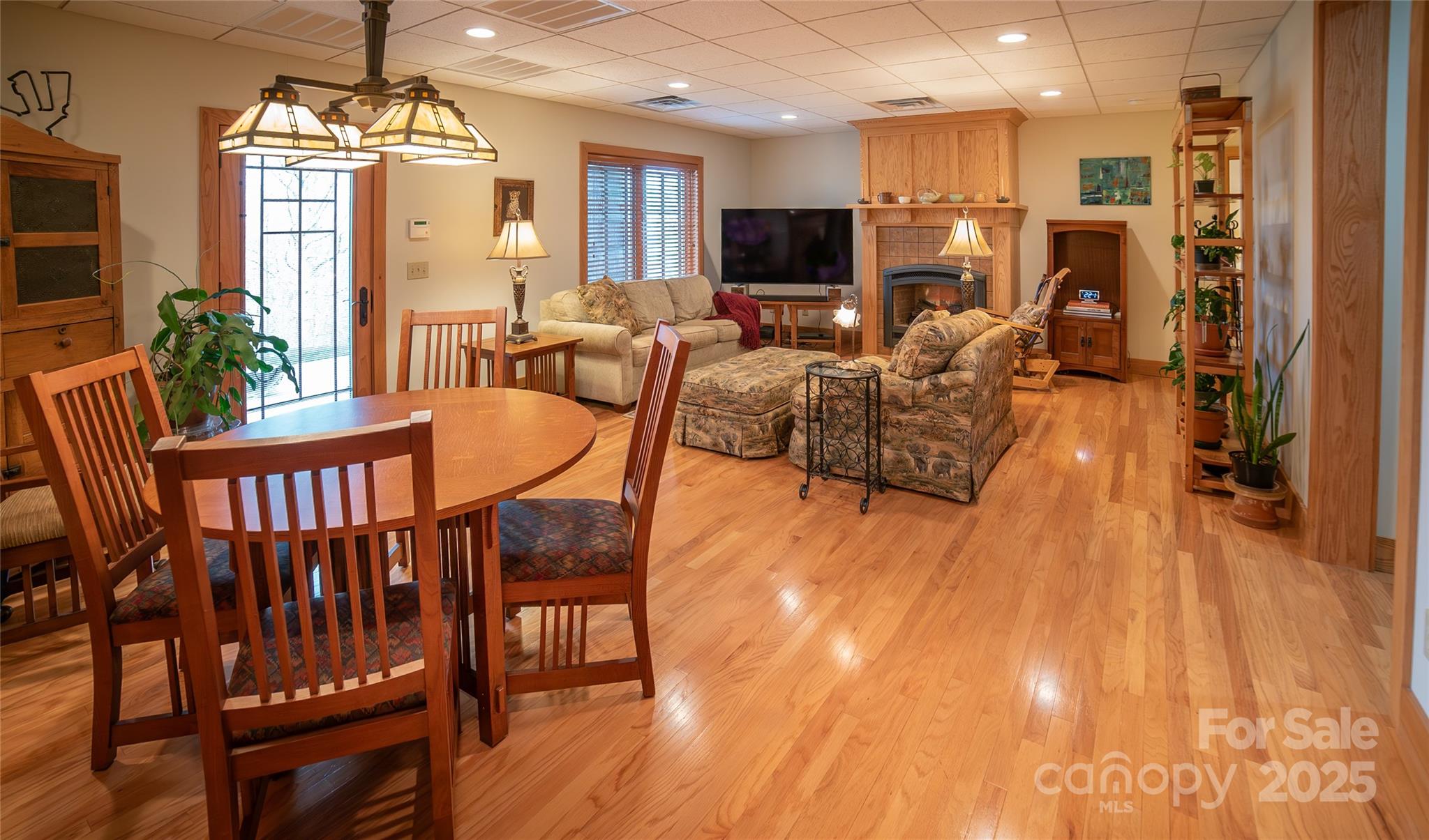 Boone, North Carolina 28607, United States, 4 Bedrooms Bedrooms, ,3 BathroomsBathrooms,Residential,Under Contract,87198