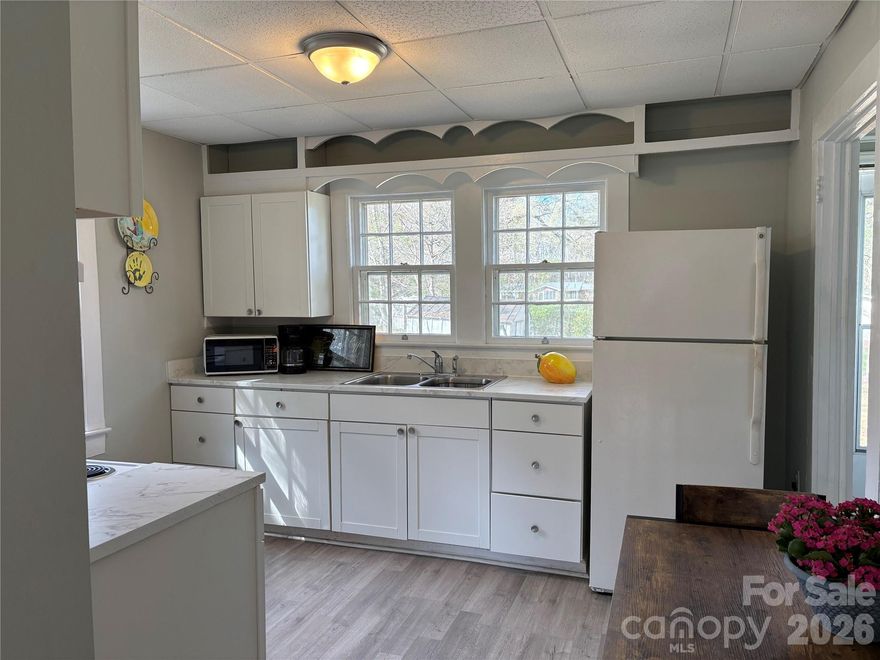 VINTAGE STYLE COTTAGE FULLY UPDATED! Nothing compares to this adorable cottage in move-in condition! Minutes to downtown Gastonia. Close to the Kings Mountain Casino with easy access to I85.