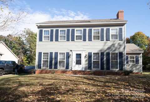 Photo of 2219 Heather Glen Lane, Charlotte, NC 28208 (MLS # 4317020) Photo of 2219 Heather Glen Lane, Charlotte, NC 28208 (MLS # 4317020)