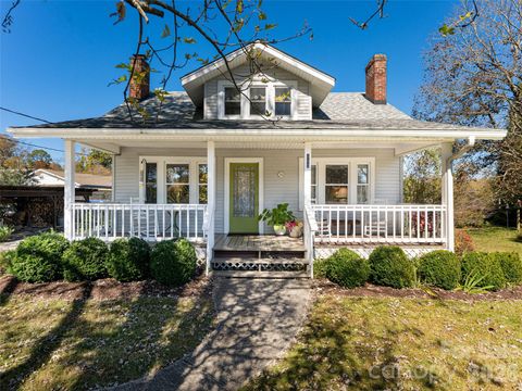 Photo of 352 Justice Ridge Road, Candler, NC 28715 (MLS # 4357207)