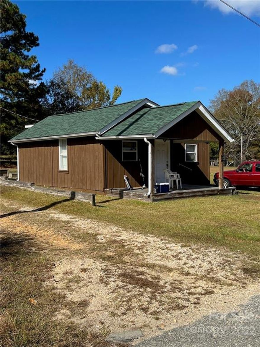 Great starter home or investment property. Tenant occupied. New roof installed in September 2022.
Owner is licensed Real Estate Broker.