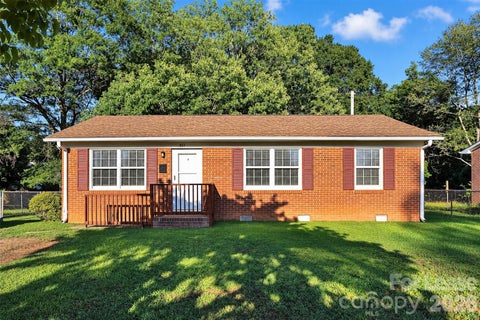 Photo of 308 S Pine Street, Dallas, NC 28034 (MLS # 4422912)