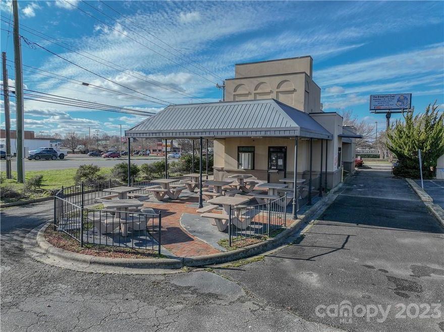 Prime Commercial Location at the intersection of W Roosevelt Blvd and Dickerson Blvd. High traffic presence! Near Monroe Mall, Food Lion, Solar Shine, Walgreens, NCG Theater, Walmart, Lowes etc. Axp 175 ft of road frontage on Roosevelt Blvd. Existing Building, former Bojangles, has ample parking, 2 drive thru's as well as a walk-up window to order and a covered patio with outdoor seating. Note the building has been torn down. It is now just an empty lot.