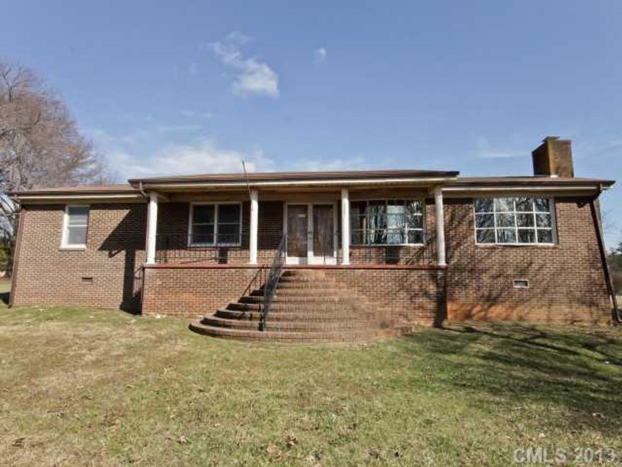 Great Short Sale opportunity. Brick Ranch home w/ covered front porch & large deck! Open & Spacious layout. Large family room w/ ceiling fans & fireplace. Kitchen w/ breakfast bar open to dining area & family room. Dining area has access to deck & laundry area. Great size BDRMs w/ ceiling fans. Spacious Master BDRM w/ private bath. HUGE Detached 2 car garage/workshop (240 volt)! Awesome size lot!