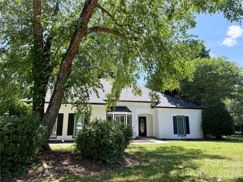 Photo of 4015 Thistledown Court #8, Charlotte, NC 28269 (MLS # 4395561)