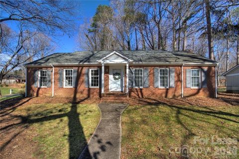 Photo of 901 Winter Wood Drive, Matthews, NC 28105 (MLS # 4342392)