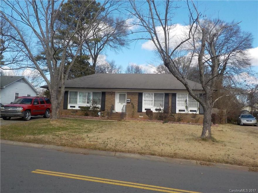 Great opportunity for first time home buyer. Established neighborhood, no HOA.