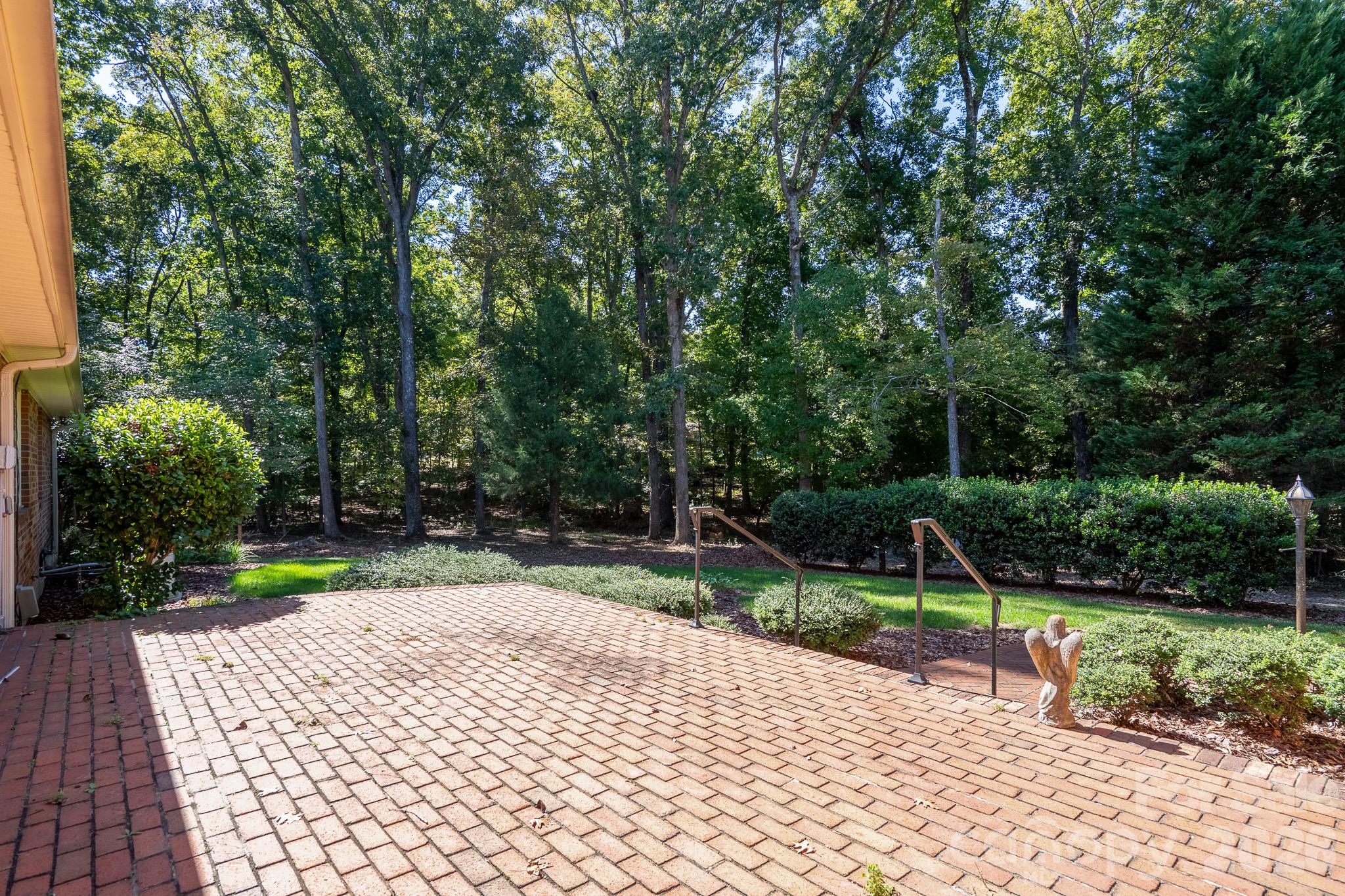 1515 Holbrook Court