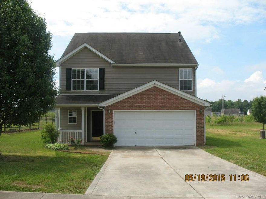 Priced to sell..priced to sell. Open two story living room with fireplace. Large lot with fenced in rear yard. 2nd floor loft area makes this the best deal in the neighborhood. Take a look now, will not last long.