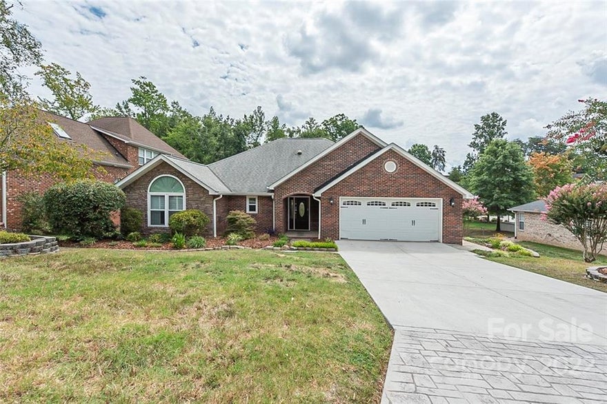 Welcome to this gorgeous neighborhood! Terrific home with a 2 car garage. Enjoy cooking in this stylish kitchen with stainless appliances and stylish tile backsplash, great for food preparation. Entertaining is a breeze with this great floor plan complete with a cozy fireplace! Primary bathroom features a separate tub and shower and dual sinks. Entertain on the back deck, perfect for barbecues. Don't miss this incredible opportunity!