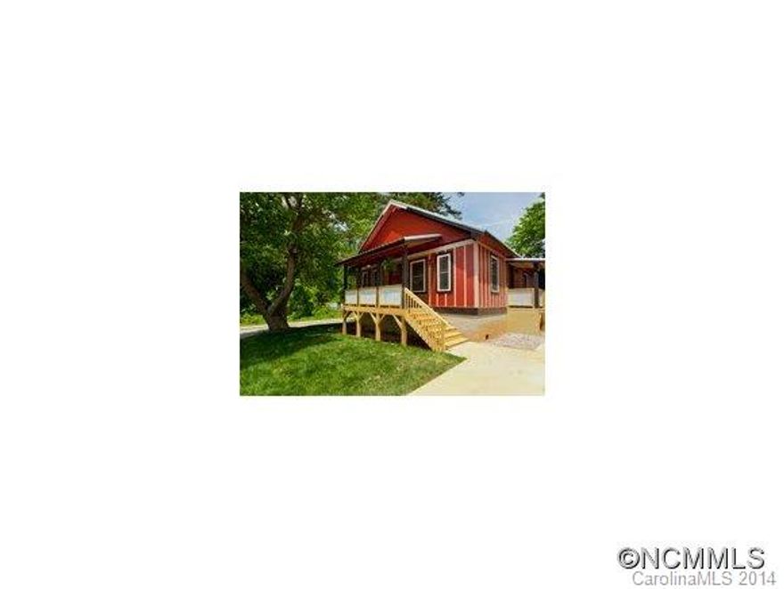 Lovely New Construction Bungalow. A special find in the heart of West AVL only mins to River Arts, Greenways, DT, Biltmore Village, winter views - Biltmore Est grounds.Come relax on this custom covered front porch and look over Carrier Park. The interior boast soaring ceilings in the living area and kitchen. Wonderful open floor plan, great for entertaining. Granite counter tops, breath taking hardwood floors, stainless steel appliances.