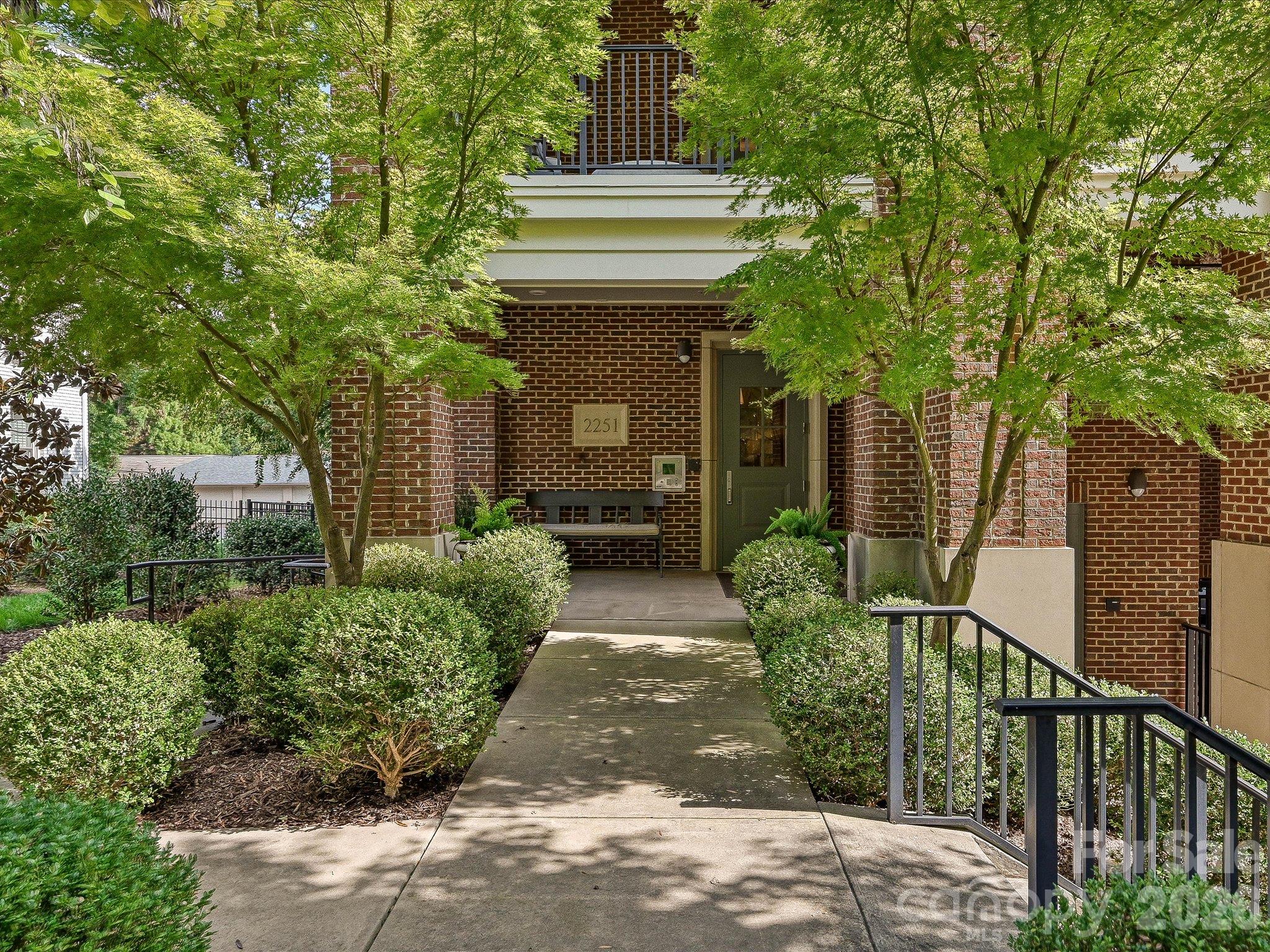 2251 Selwyn Avenue 203