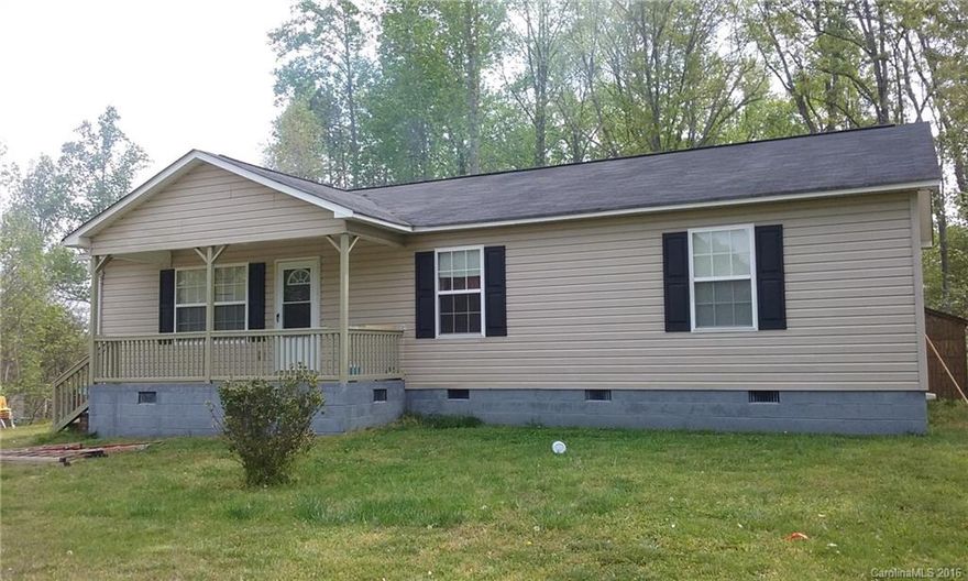 Nice three bedroom, two full bath, sitting almost on one acre lot (.81). Clover schools, minutes from Clover, York, Lake Wylie and Rock Hill.