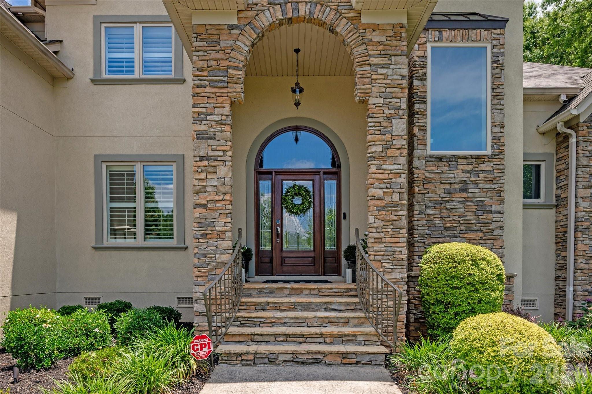 102 Finch Loop