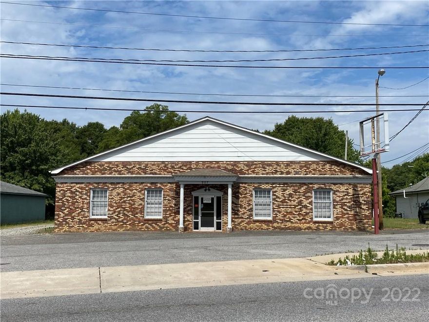 4800 SQ Ft. warehouse and office space. Many Possible Uses! Great Visibility!   Easy access to I85, about 30 mins from CLT airport. The building has 3 phase power service, 2 restrooms, NEC phone system will convey, and separate heat and air for the office and warehouse areas. Great Buy!