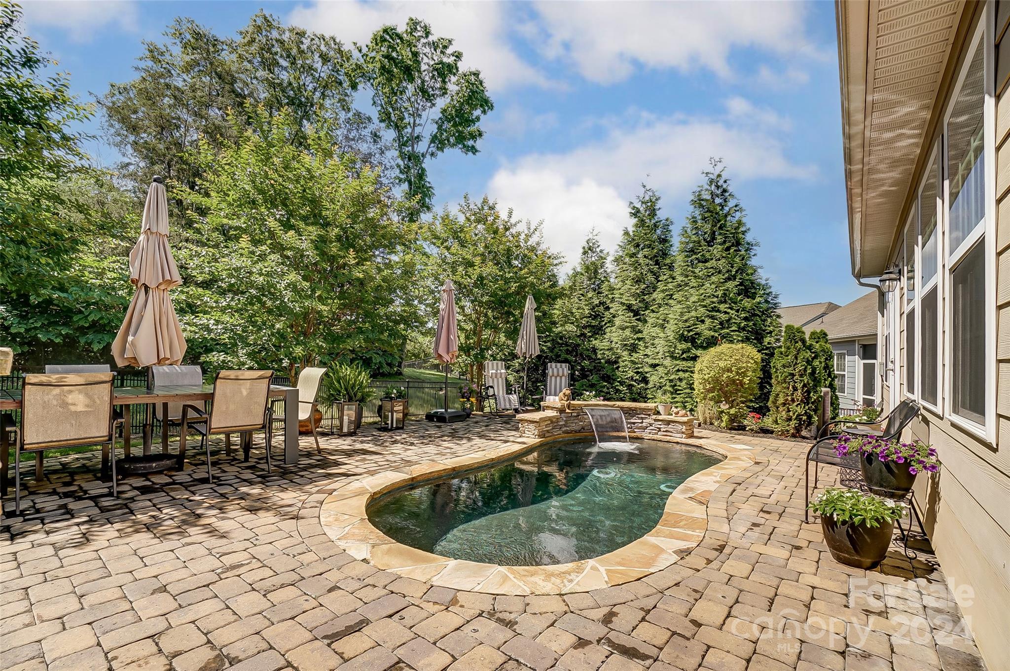 Summerhouse At Paddlers Cove - Residential