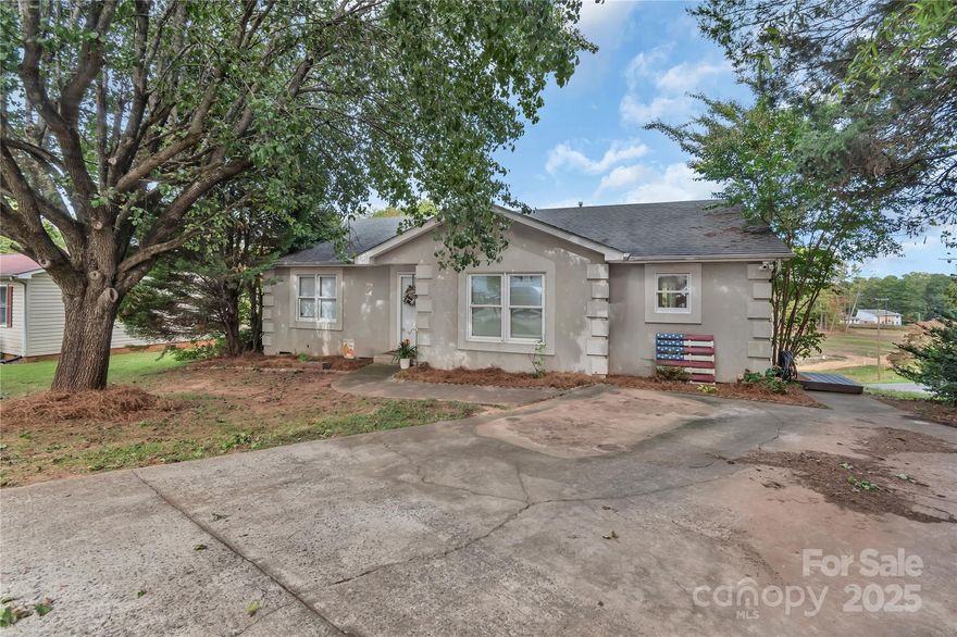 Motivated Seller!! Welcome to this inviting 3-bedroom, 2-bath ranch-style home nestled on a quiet cul-de-sac in the heart of Belmont, NC. Built in 1993, this well-maintained home offers 1,398 square feet of comfortable living space on a sloping 0.25-acre lot.

Enjoy the best of both worlds with peaceful suburban living just a short walk—less than 10 minutes—from vibrant Downtown Belmont’s shops, restaurants, and parks. Commuters will love the easy access to I-85 and quick drive to Uptown Charlotte.

Whether you're a first-time buyer, downsizing, or looking for a great investment, this home is a must-see!
