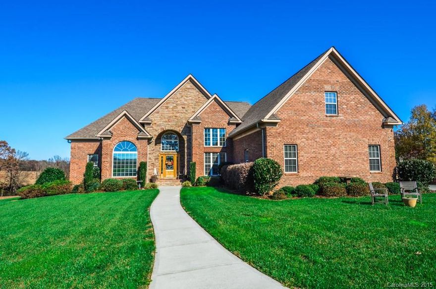 Immaculate 3BR/2.5BA full brick ranch with FROG on almost 2 acres of land in the sought after Piedmont district of Union County! Gorgeous hardwoods, granite, stainless steel, vaulted ceilings, split bedroom plan, outdoor stone fireplace, privacy in a country setting. Master retreat features trey ceilings, sitting area, double sink vanity, Jacuzzi tub, custom tile shower, water closet, walk in closet. 2 car side entry garage, large set back from road. Move in ready home with luxury features!