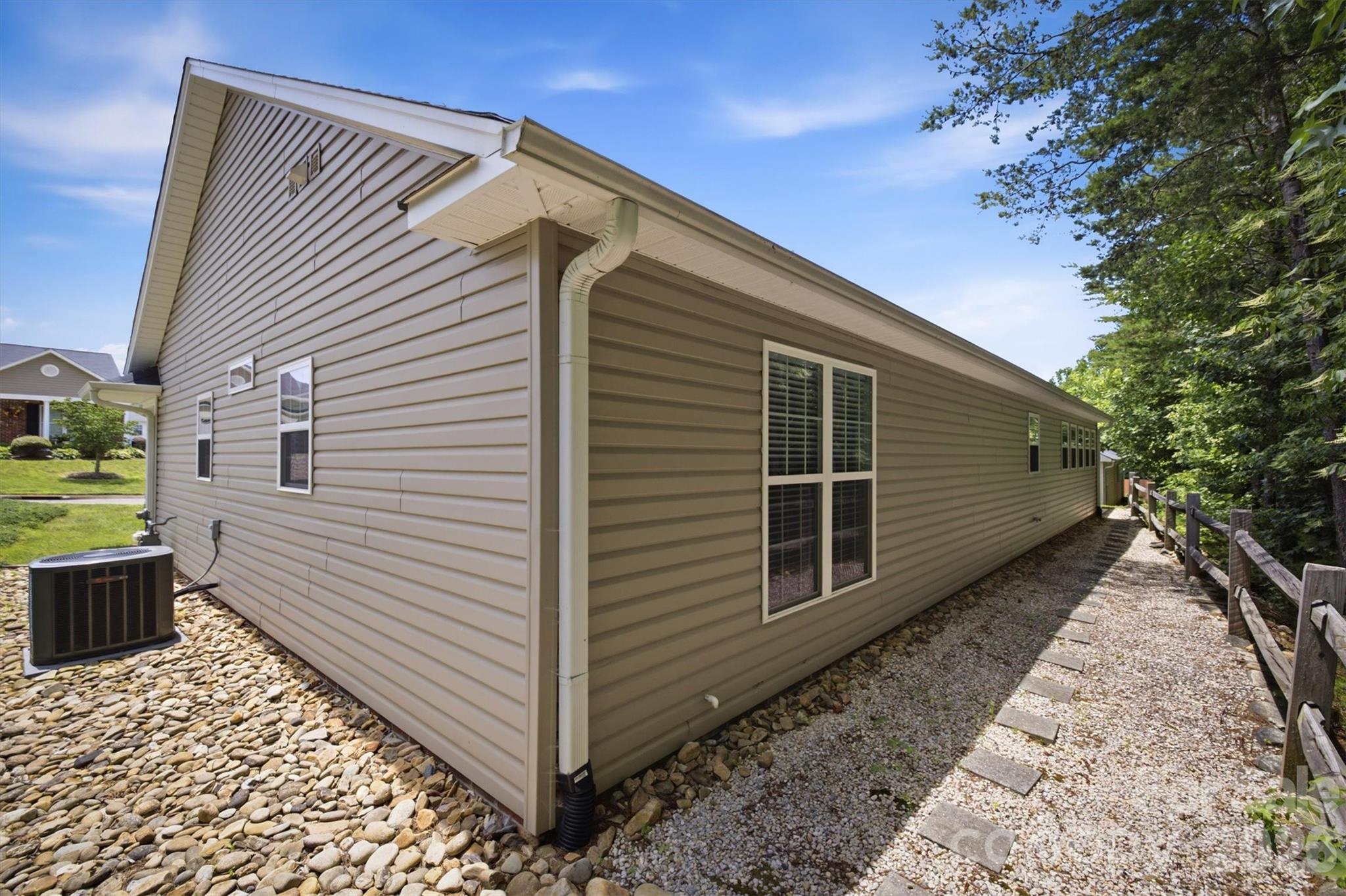 122 Lady Slipper Lane SW