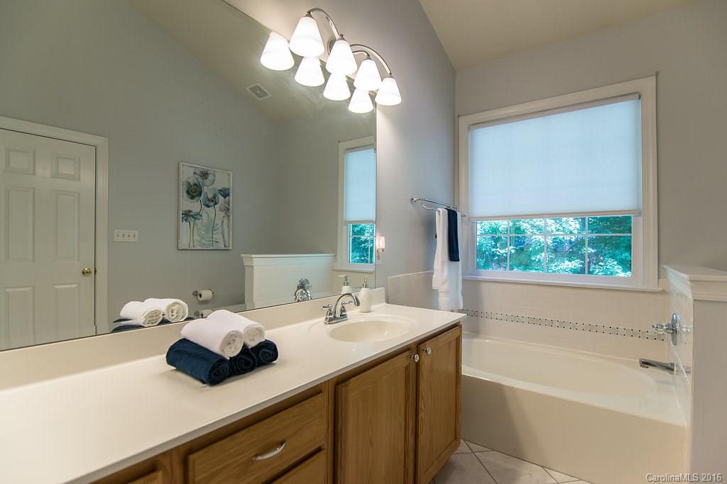 The Oaks On Providence - Residential