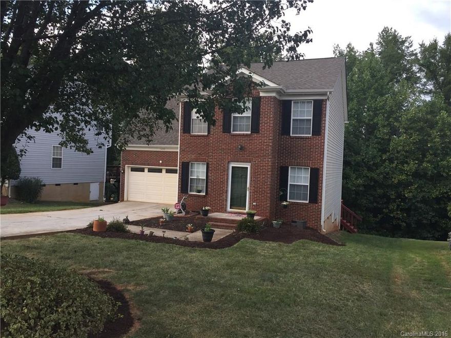 DON'T MISS THIS ONE!!! LUXURIOUS MASTER SUITE WITH A WALK-IN CLOSET!!!! MASTER BATH HAS A GARDEN TUB!!!!! SPACIOUS BONUS ROOM!!!  OPEN KITCHEN WITH PLENTY OF CABINET SPACE!!! BREAKFAST AREA!! FORMAL DINING ROOM!!! FORMAL LIVING ROOM!!!!!NICE TWO LEVEL DECK!!! THIS HOME IS IN EXCELLENT CONDITION!!!