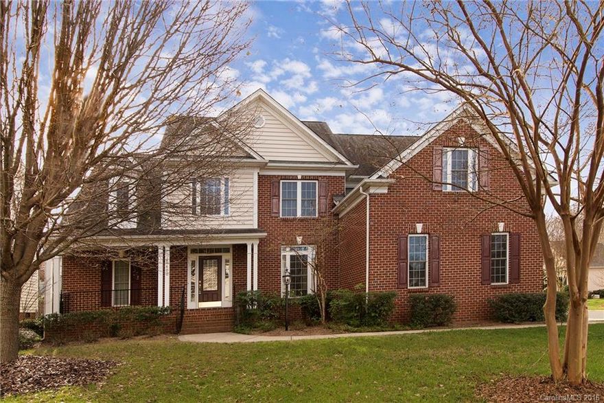 $5000 SELLER PAID UPGRADE ALLOWANCE OR CLOSING COST.  Spacious Open Plan sits on corner lot in a cul-de-sac.  Grand foyer w/hardwoods, Lg. Dining. 2-Story Great Room with Soaring Ceilings, Tons of Windows and Natural Light, Sun room/Huge Breakfast Area w/Views of a Wooded Back yard.  Elegant Masters Retreat on main level w/Tray Ceilings, Luxurious Master Bath w/Vaulted Ceilings, Tile, Whirlpool Tub, 2nd Bedroom Suite on Main Level perfect for In-law Suite/Office. SIMPLY BEAUTIFUL!