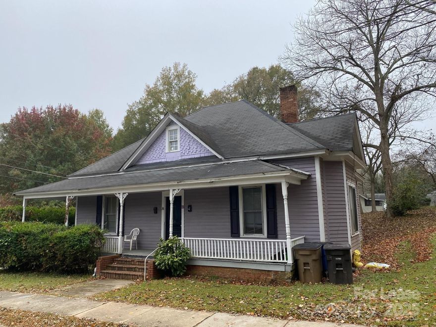 2BR 1BA duplex for rent on corner lot in beautiful Historic District close to downtown. Duplex features laundry room common area w washer and dryer. Covered front porch. No smoking. Available 1/1/2026. $1200/month