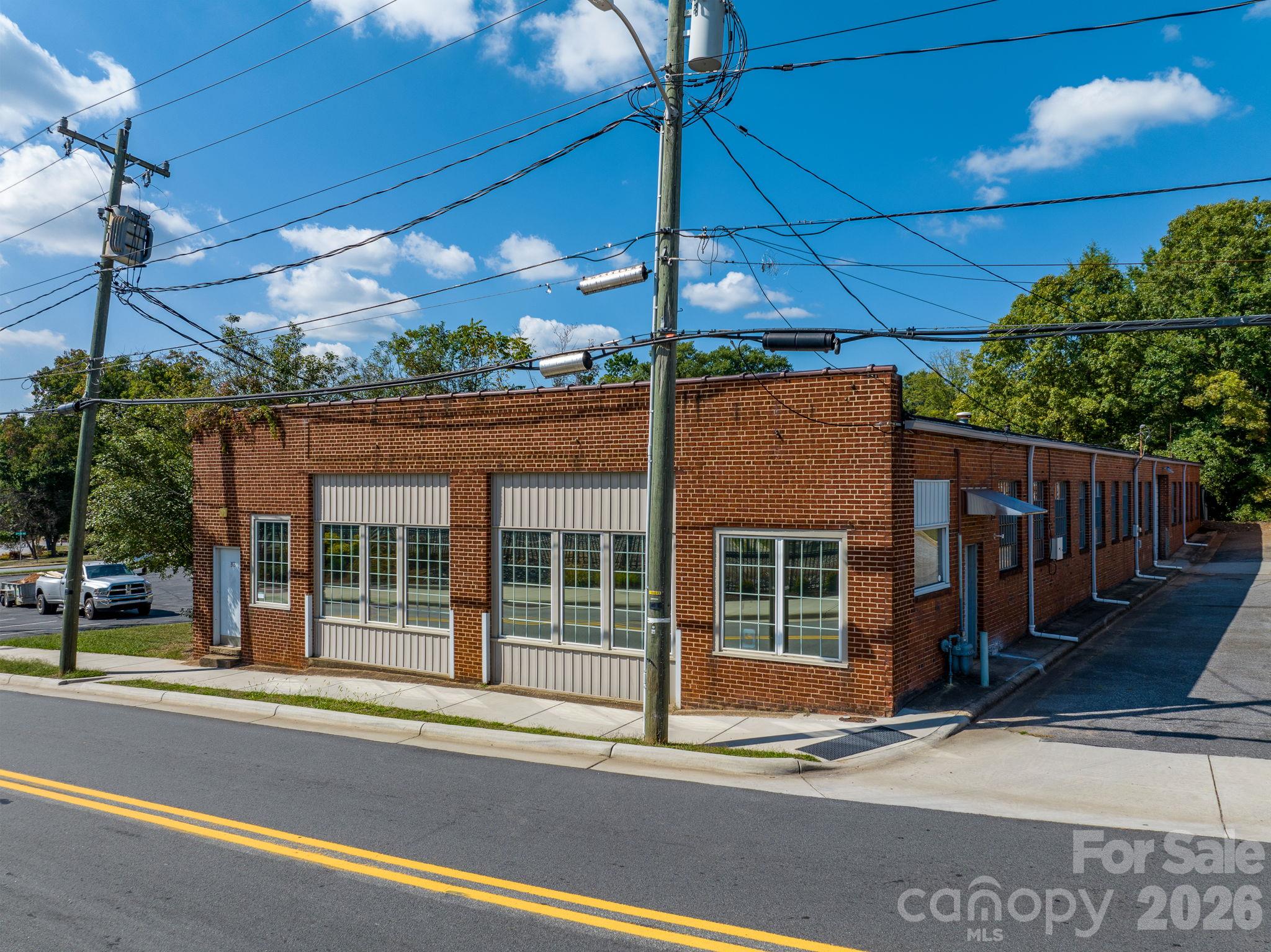 313 Main Avenue NE