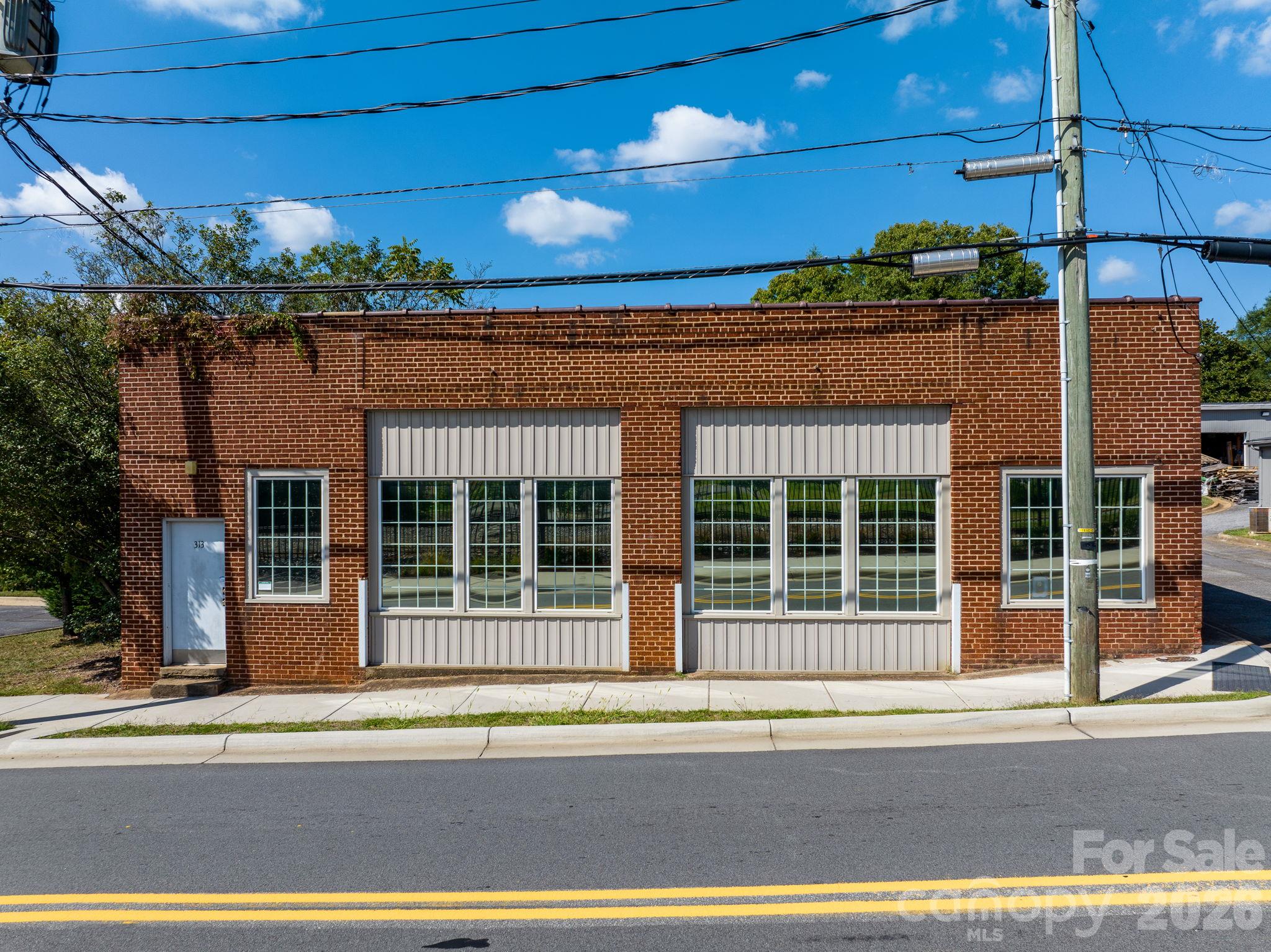313 Main Avenue NE