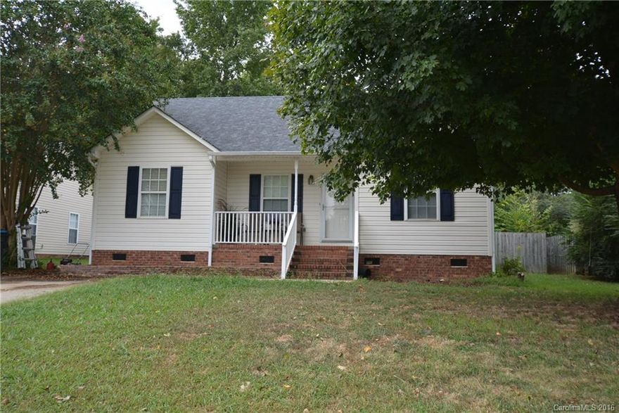 3 bedroom 2 bath house located close to schools and shopping! Vaulted ceiling, laminate flooring, fenced back yard. Split floor plan. Call today to see!