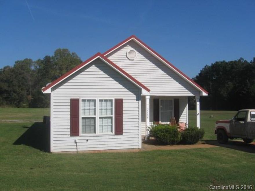 Quaint and cozy ranch in country on extra large lot Features 3 bedrooms, 2 baths, vaulted ceiling in Great room ,sunny dining area with bay window, kitchen with walk in pantry and bar, Master Bedroom has trey ceiling and plenty of closet space, new roof  
13 month Home Warranty provided by seller