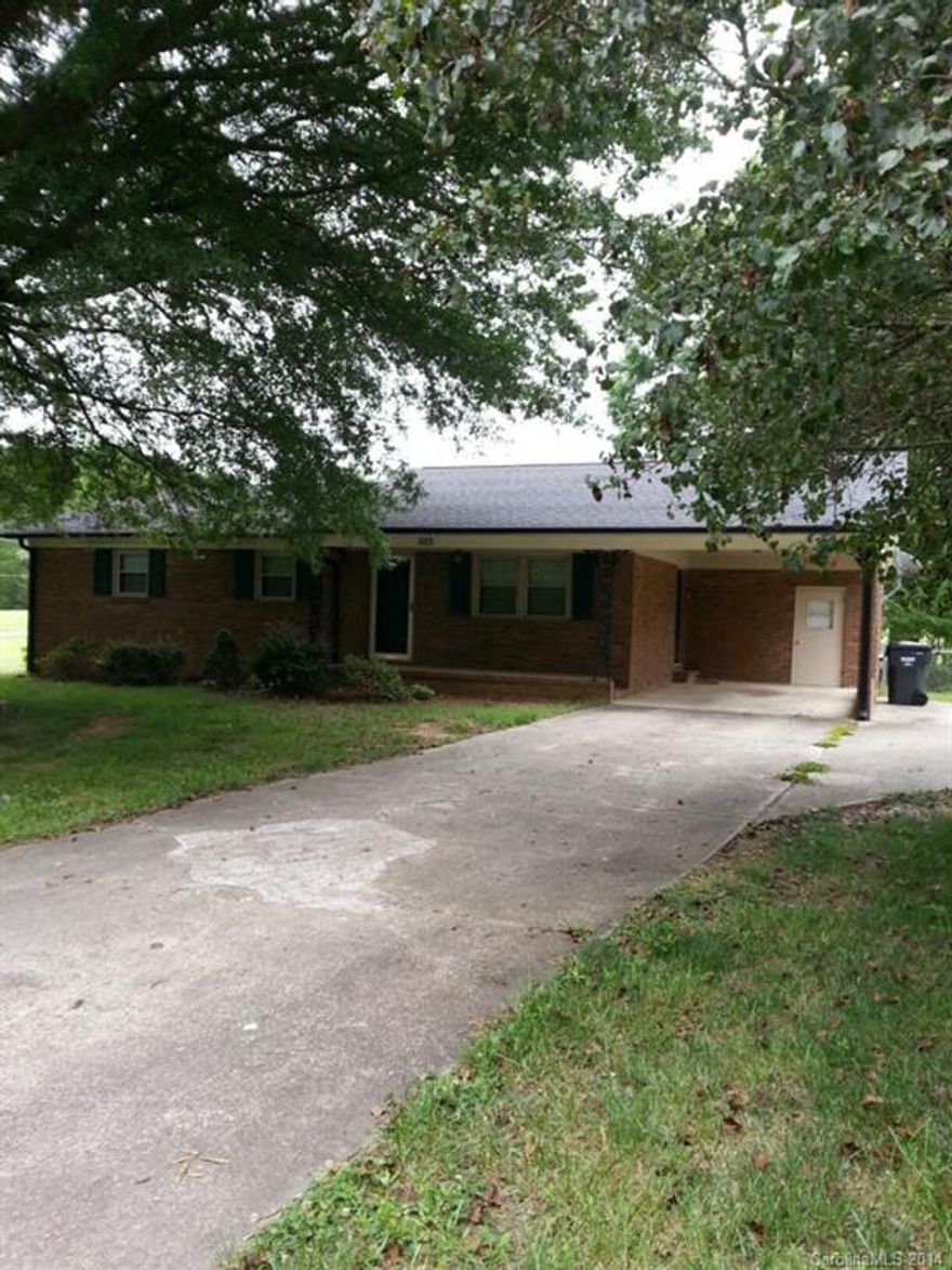 Great 3BR Full Brick Ranch home with fenced in backyard, new  neutral carpet, updated full bath, replaced roof with architectural shingles in 2008, vinyl windows, 2 types of heat with gas or electric,Trane XL151 2.5 Ton AC,  XV95 Heat Pump, installation by SA Sloop Heating & Air.  House has been professionally cleaned, Oak trees have been trimmed by Absolute Tree Service.  The Property is the Estate of Edward & Pauline Troutman.