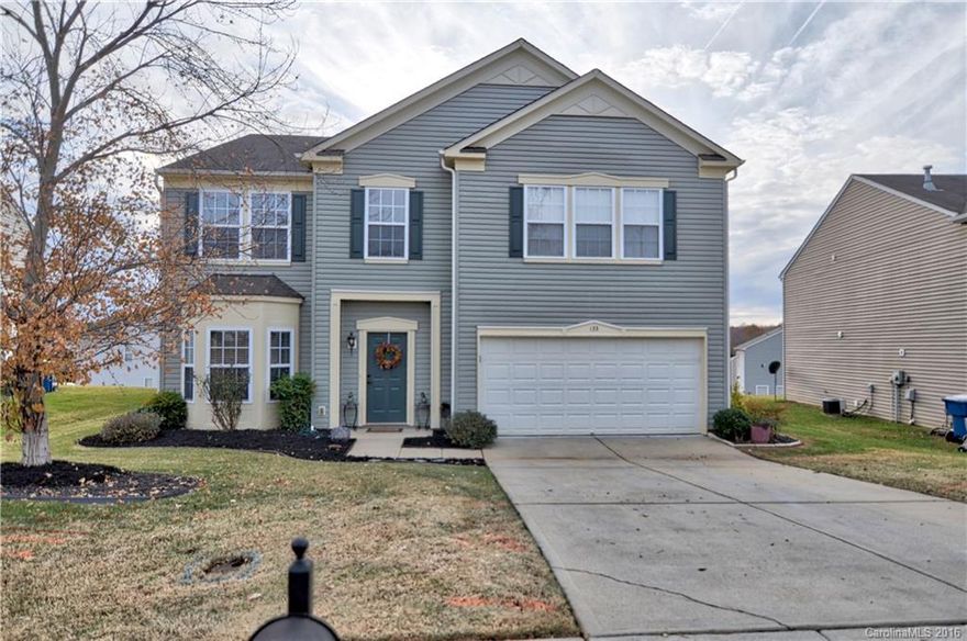 Must see this move in ready home w/wonderful curb appeal! The great room is very inviting w/all of the natural light. Open & spacious kitchen w/ample cabinet space & ceramic tile flooring. Spacious bedrooms. Elegant master bedroom w/a luxurious master bath that includes a garden tub, separate shower & large walk-in closet. Huge loft area w/many use possibilities. Large fenced in backyard.
