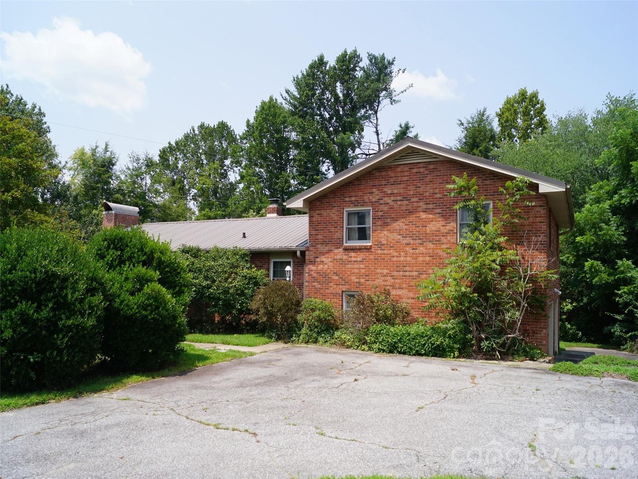 887 Upward Road, Flat Rock, NC, 28731